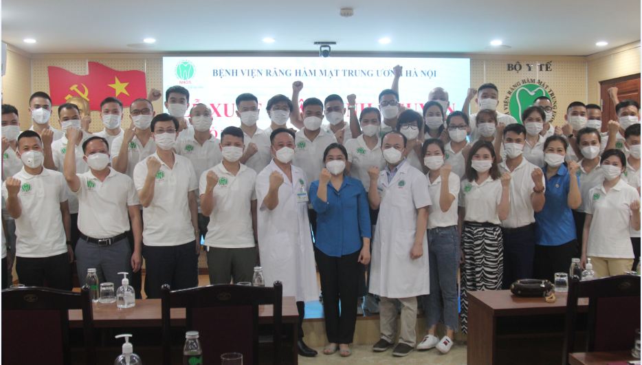 38 Y, BÁC SĨ BỆNH VIỆN RHM TW HÀ NỘI LÊN ĐƯỜNG CHI VIỆN CHÍNH QUYỀN, NHÂN DÂN TP HỒ CHÍ MINH CHỐNG DỊCH 